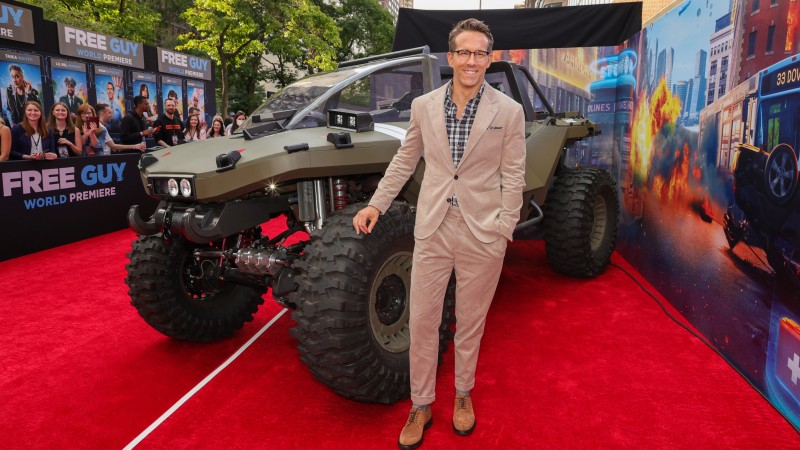 Halo Infinite Crashes Ryan Reynold's Movie Premiere For Free Guy With Lifesize Warthog