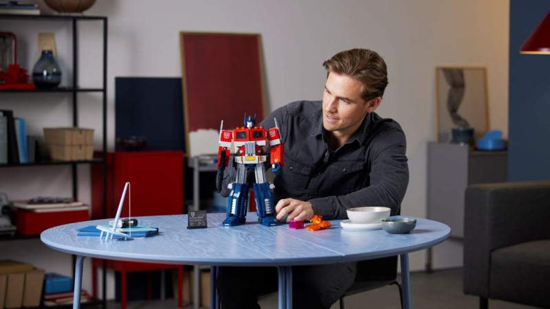 Lego Optimus Prime Can Transform And Looks To Be One Of The Coolest Sets Yet 3 lego22